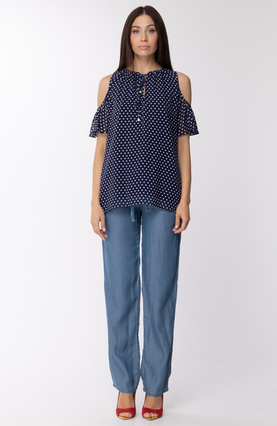 Blouse Γ pois avec Γ©paules dΓ©nudΓ©es