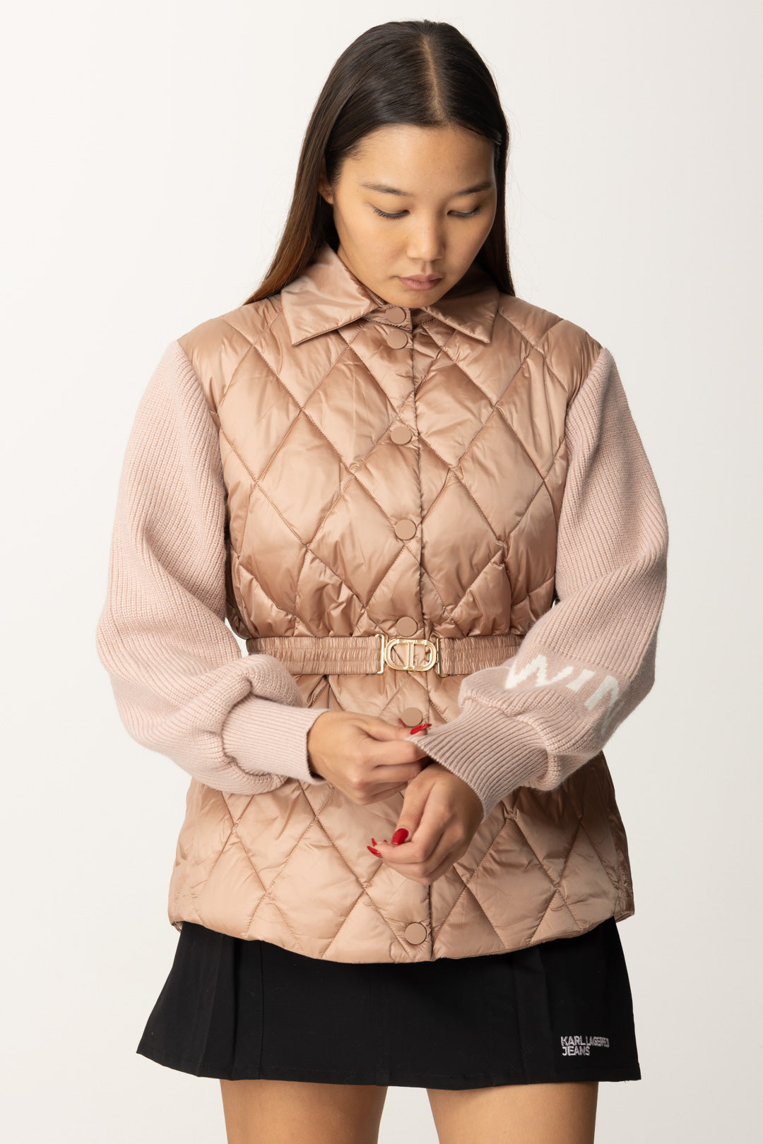 Plumífero acolchado con mangas de punto