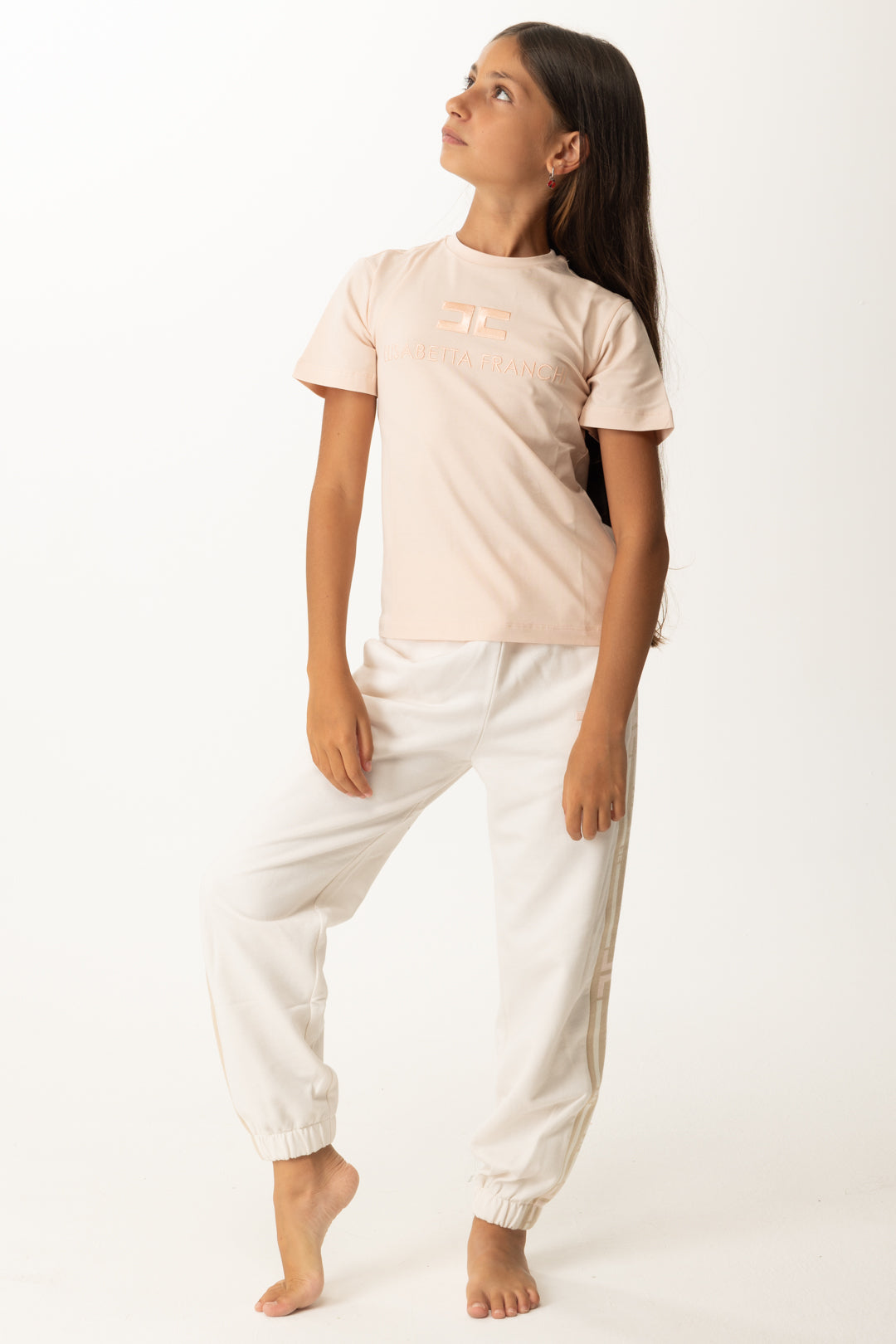 Camiseta con bordado de logo y letras