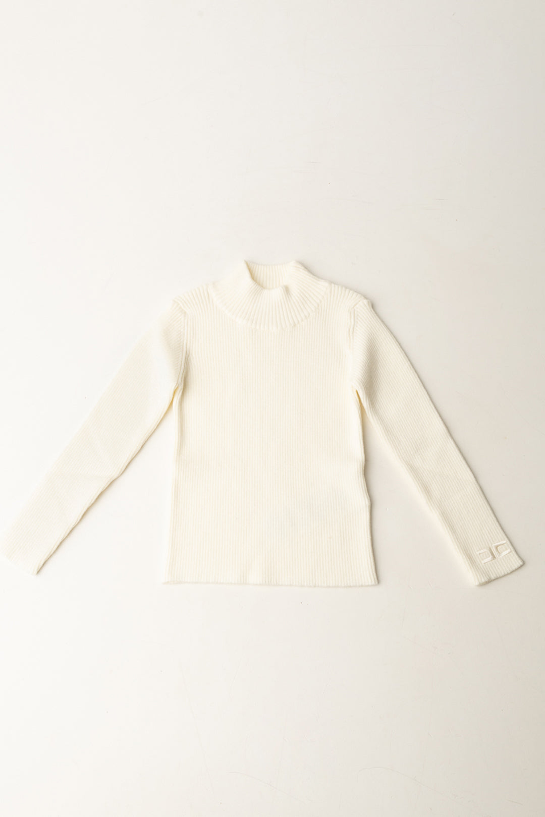 Dolcevita prążkowany z haftowanym logo na nadgarstku