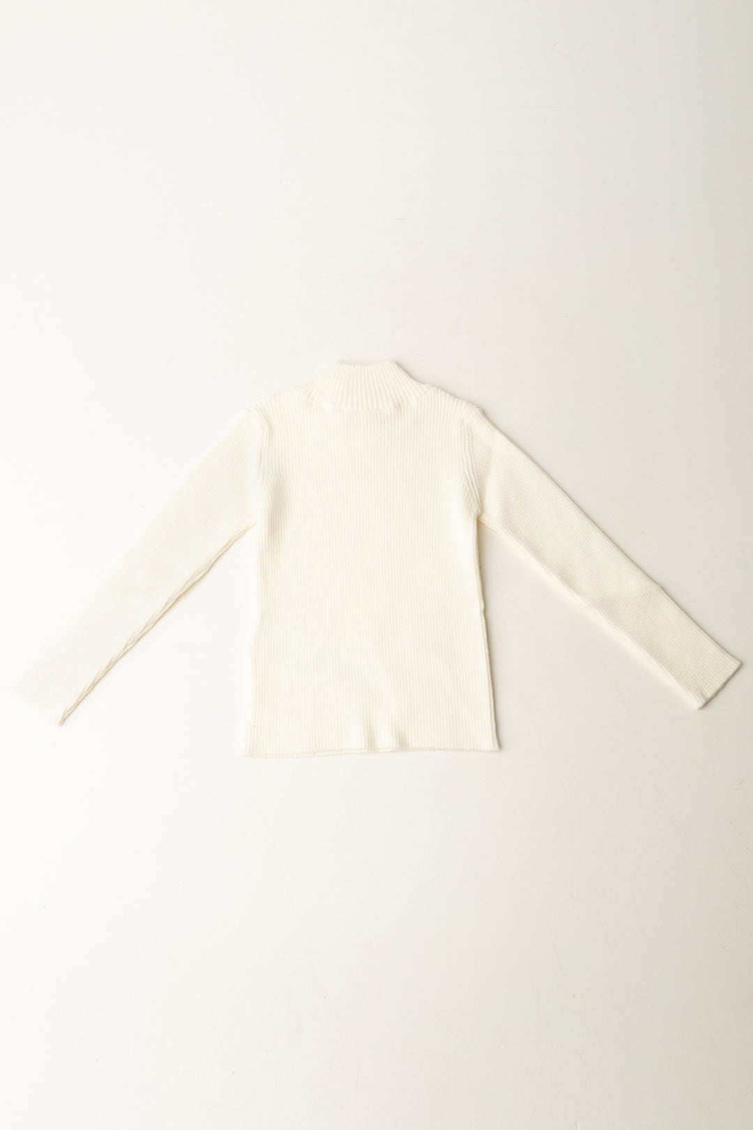 Dolcevita prążkowany z haftowanym logo na nadgarstku