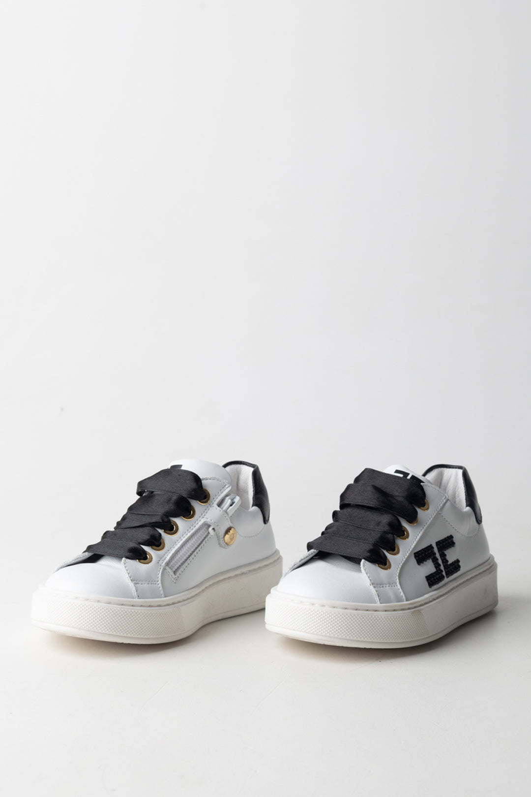 Sneakers con Logo a Contrasto