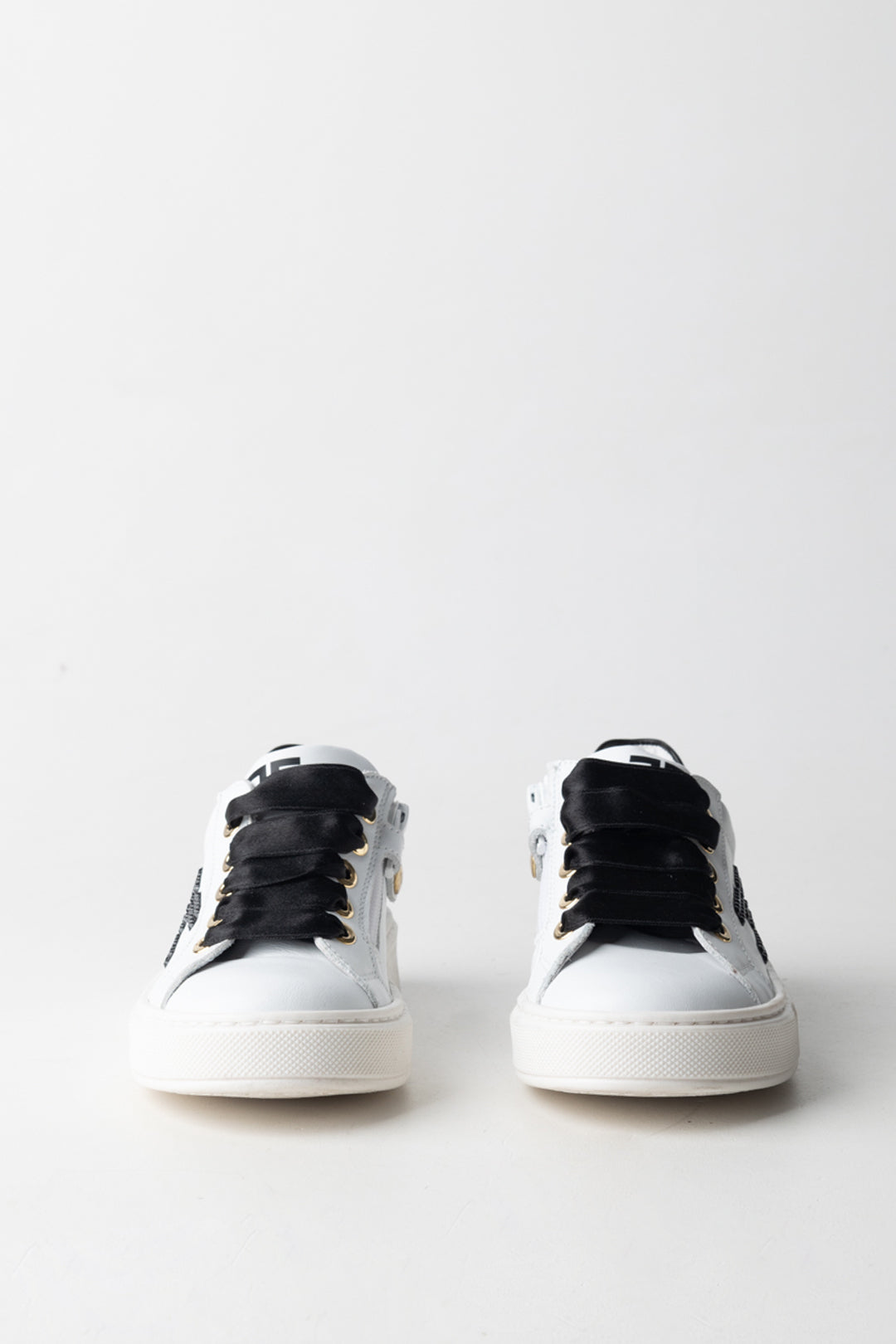 Sneakers con Logo a Contrasto