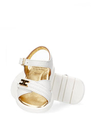 Sandali con Fasce Incrociate e Logo Metallico