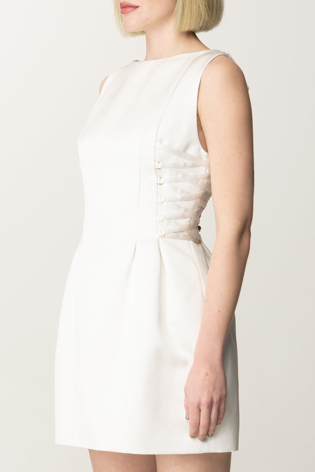 Abito Smanicato In Duchesse con Scollo a Barca