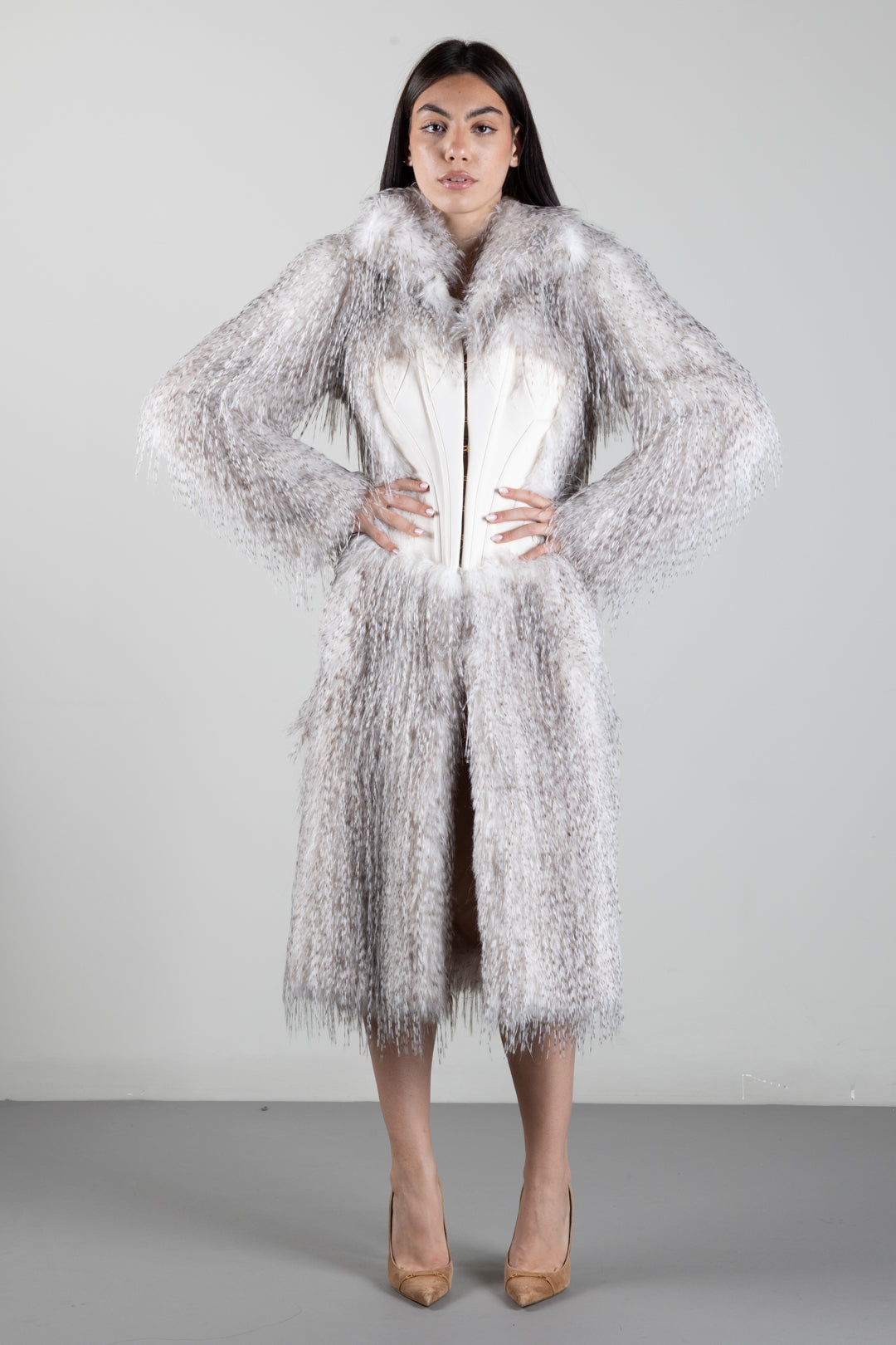 Manteau long effet fourrure avec bustier en crêpe