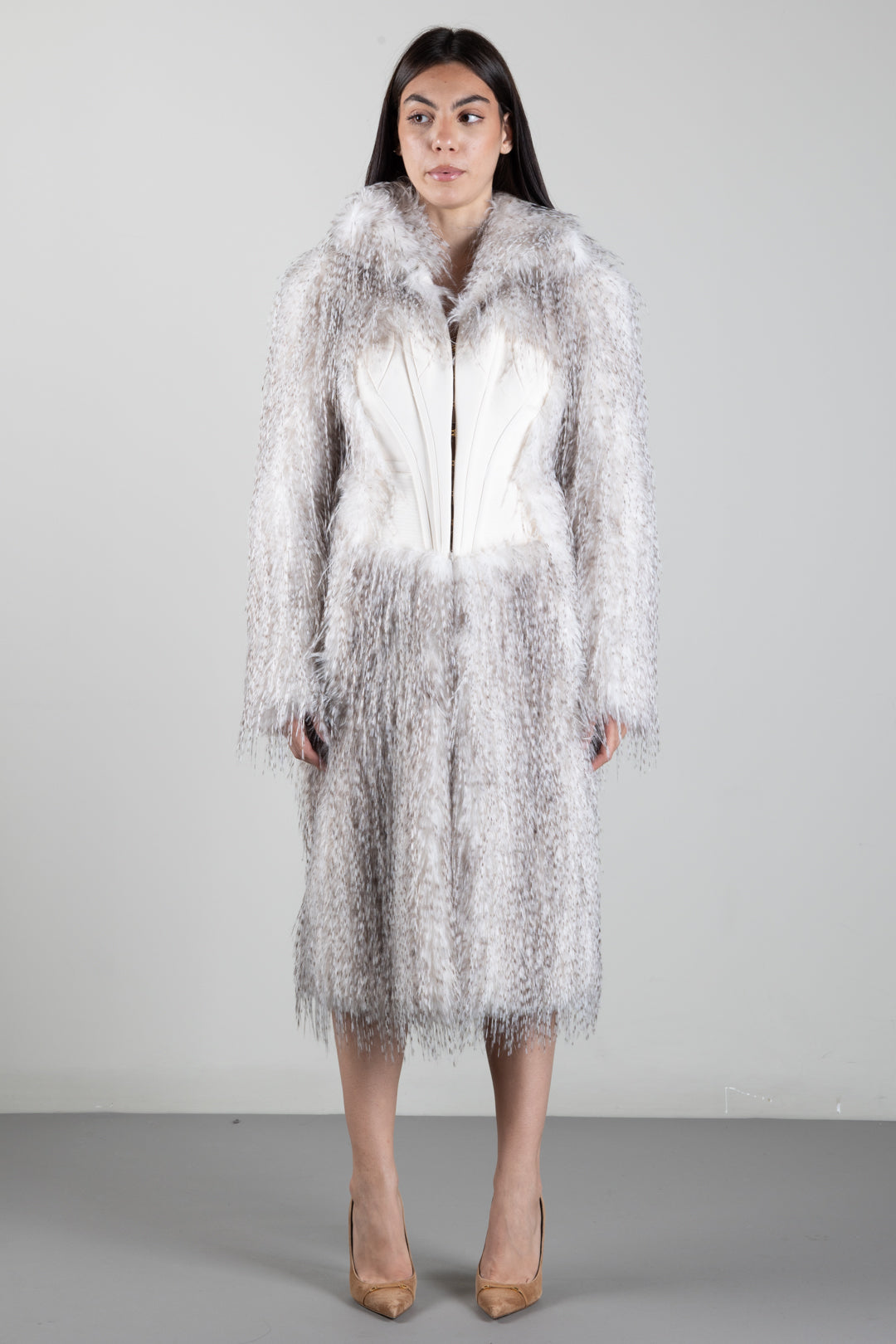 Manteau long effet fourrure avec bustier en crêpe