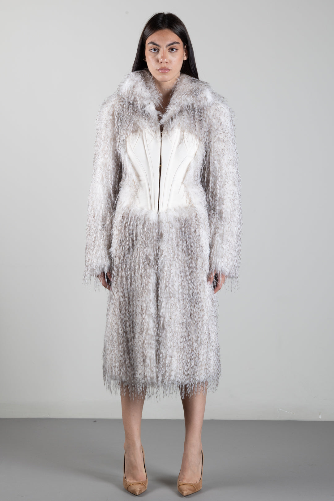 Manteau long effet fourrure avec bustier en crêpe
