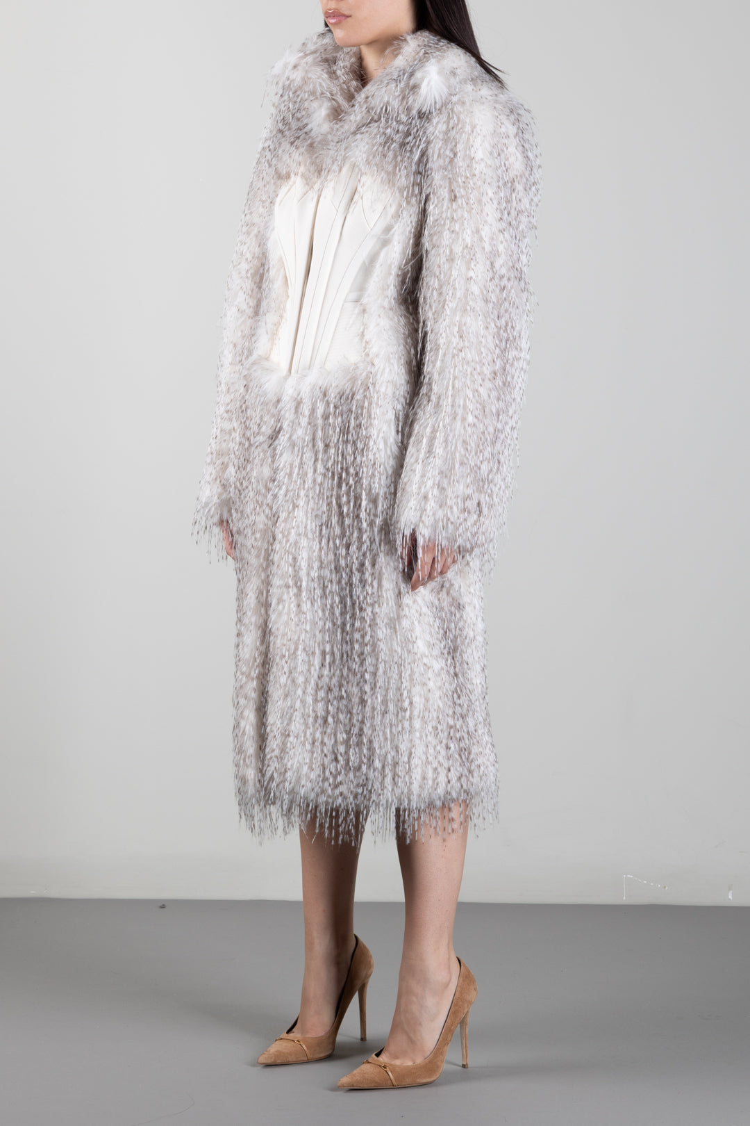 Manteau long effet fourrure avec bustier en crêpe