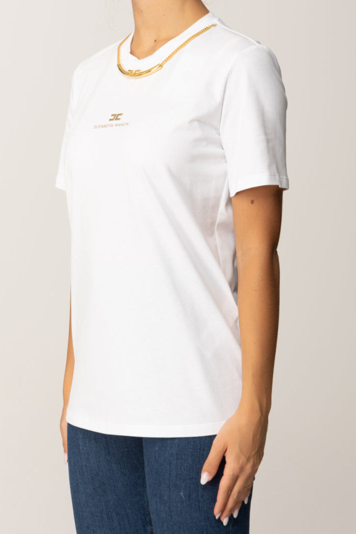 T-Shirt mit Logo-Schriftzug und Halskette