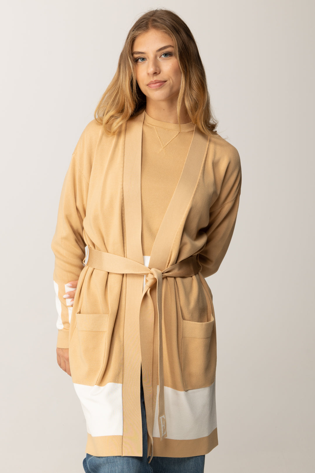 Cardigan mit Gürtel mit kontrastierenden Streifen