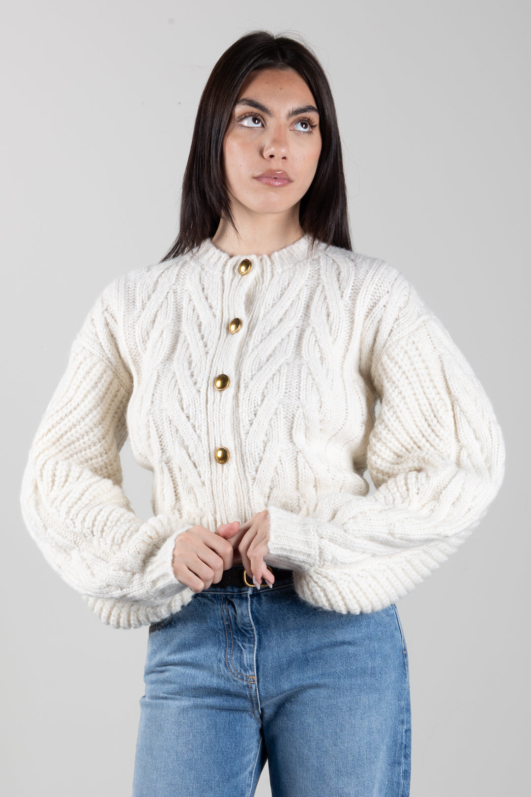 Veste courte en maille avec boutons dorés