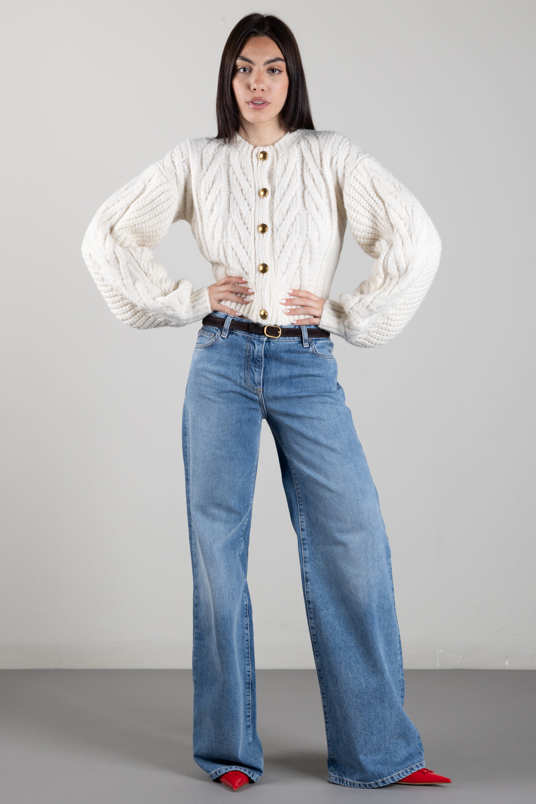 Veste courte en maille avec boutons dorés