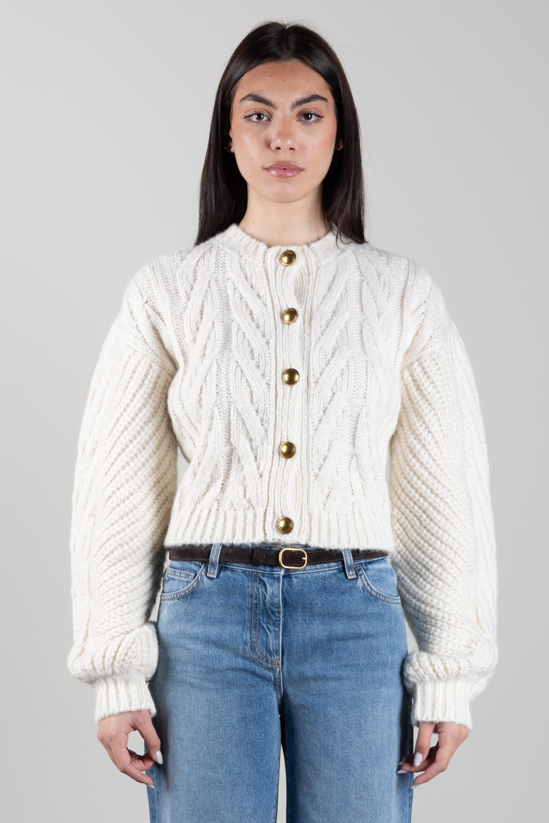 Veste courte en maille avec boutons dorés