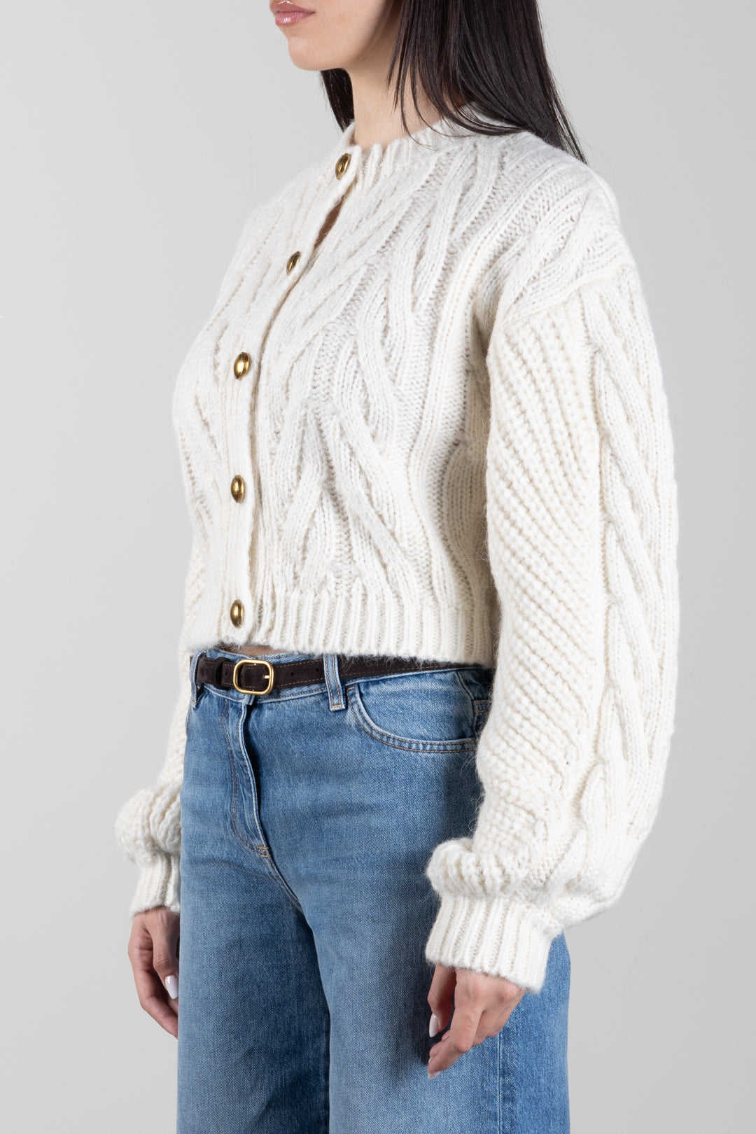 Veste courte en maille avec boutons dorés
