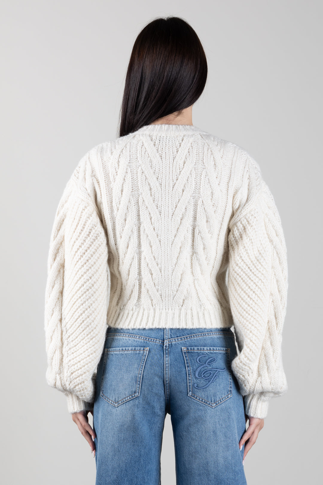 Veste courte en maille avec boutons dorés
