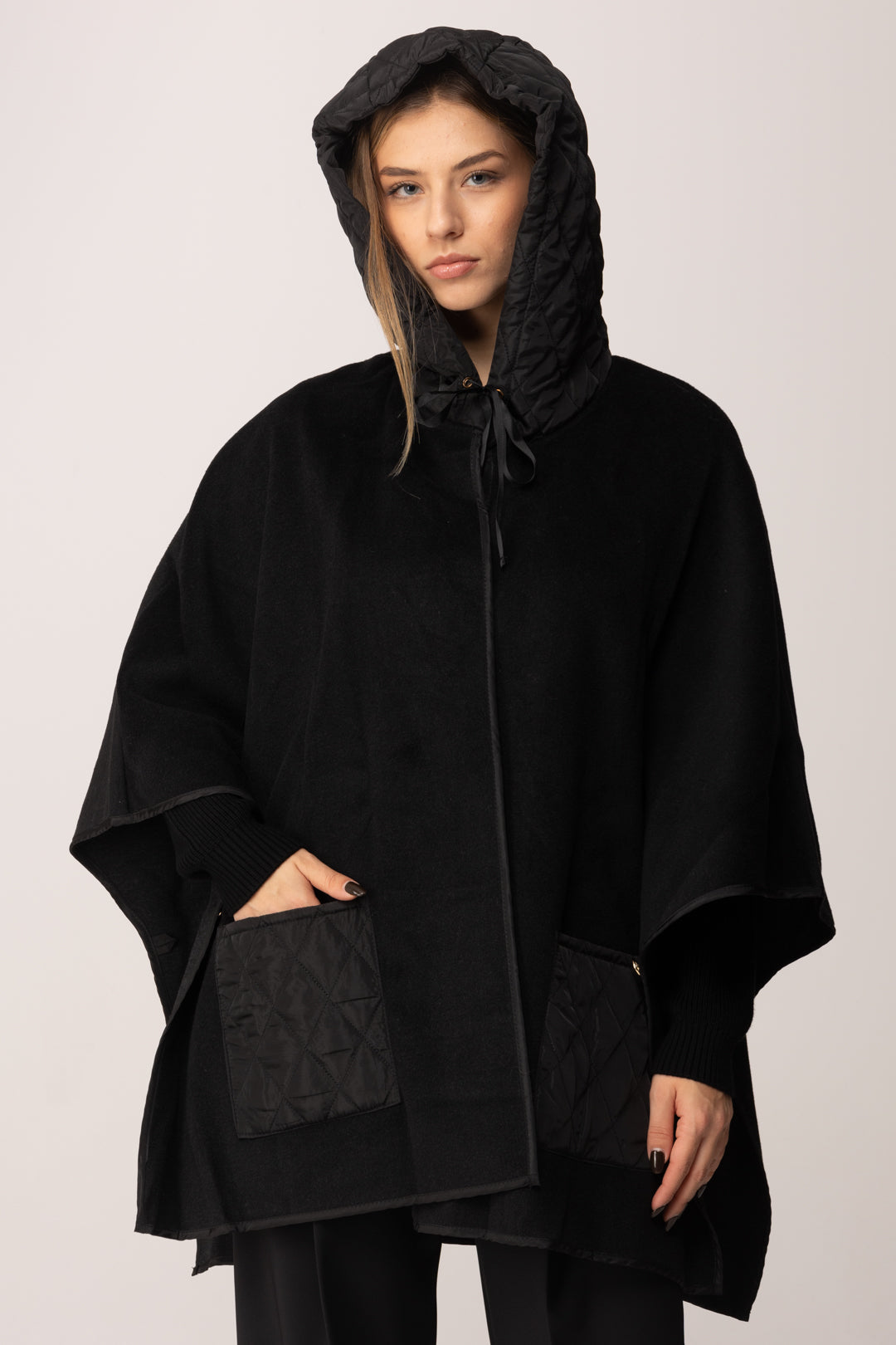 Twin-set Poncho In Maglia con Tasche e Cappuccio 252TA4240 NERO
