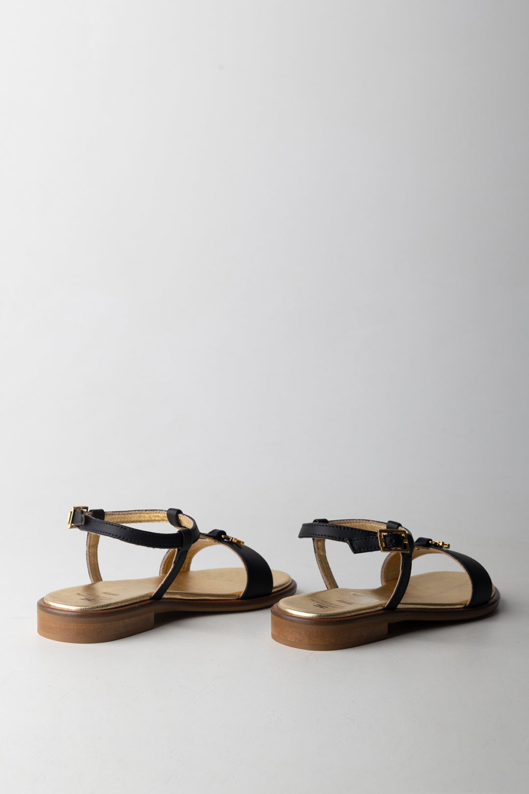 Elisabetta Franchi La mia Bambina Sandali flat con logo CC in oro F4A2-E0569-1733999- BLACK