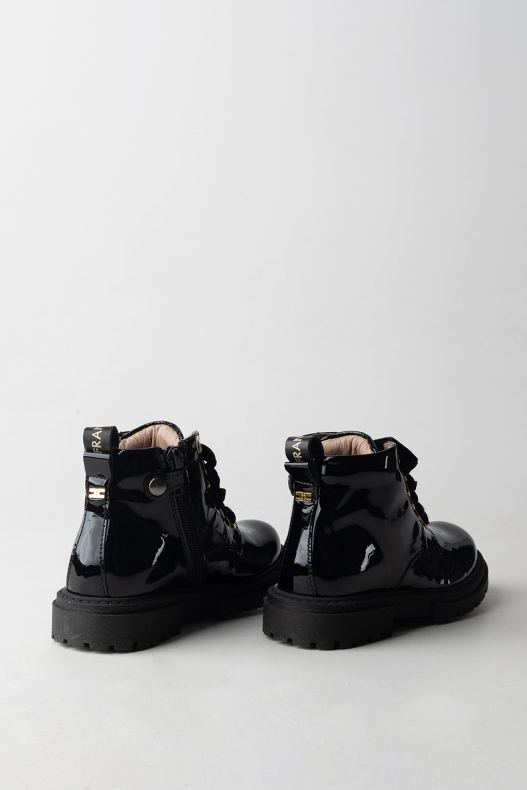 Stivaletti_In_Vernice_Nera_con_Dettagli_Dorati_F1A5