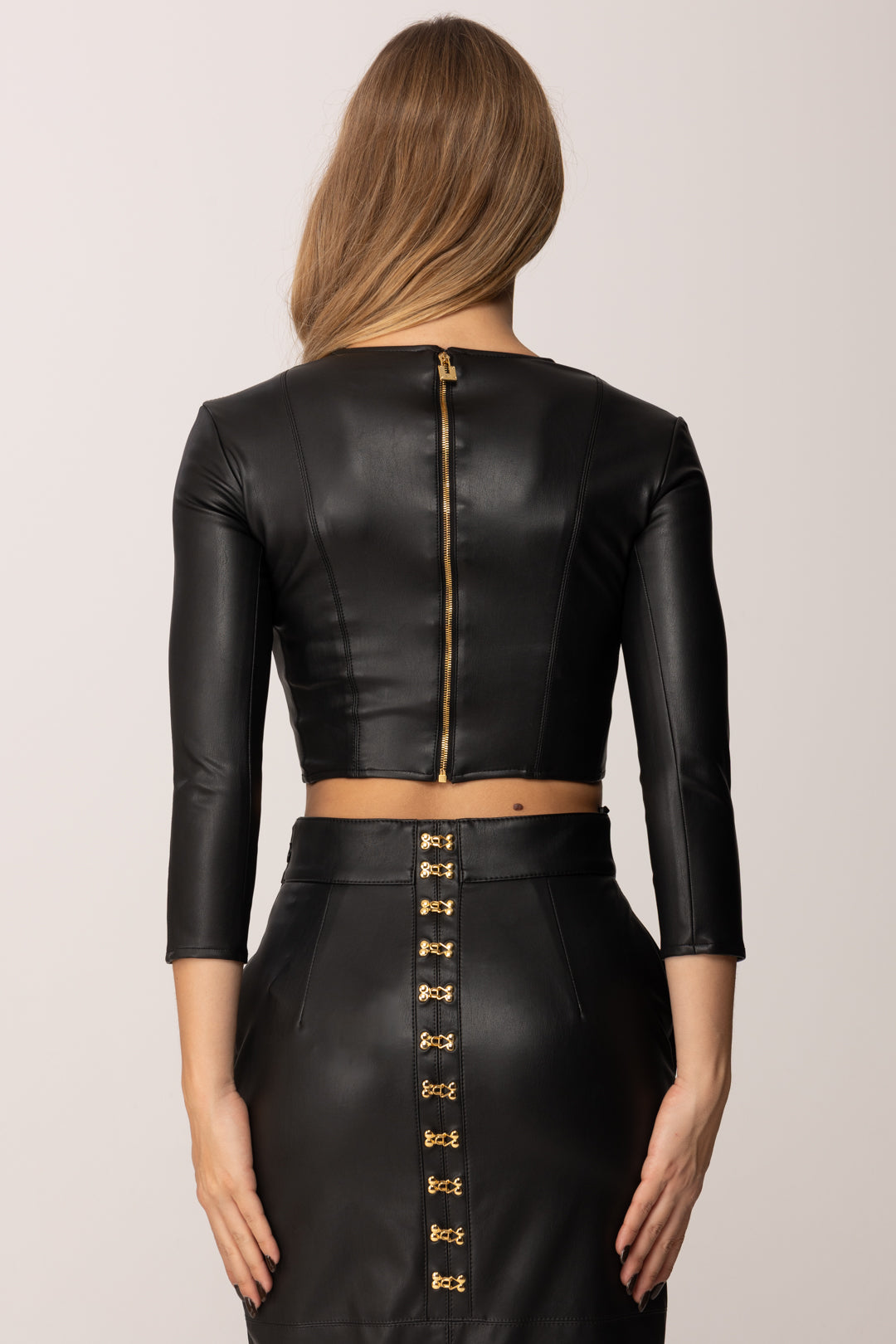 Elisabetta Franchi Top Crop Effetto Pelle con Collana Gioiello MD00957E2 NERO