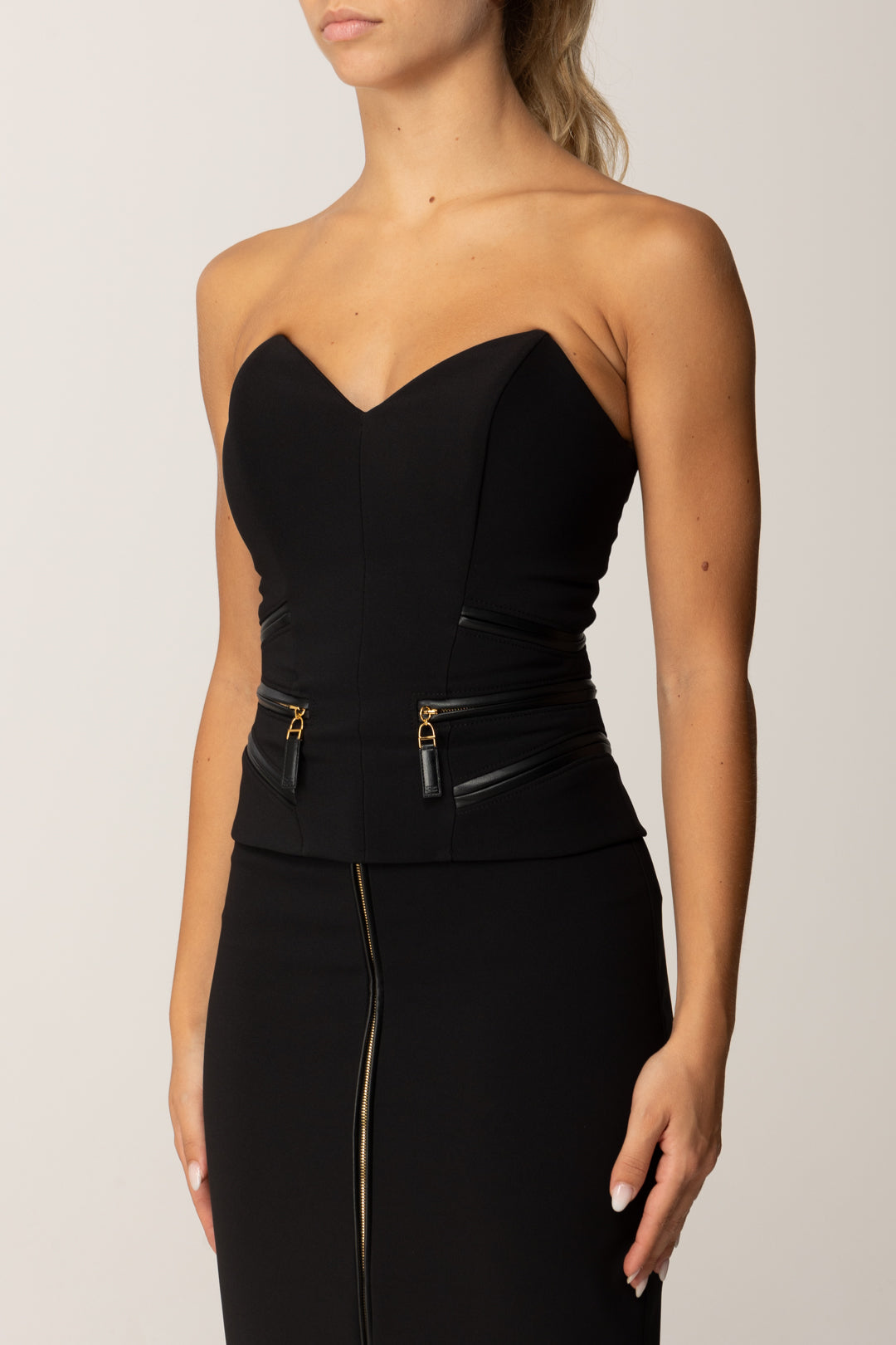 Elisabetta Franchi Top In Crêpe con Zip Decorative TO03656E2 NERO