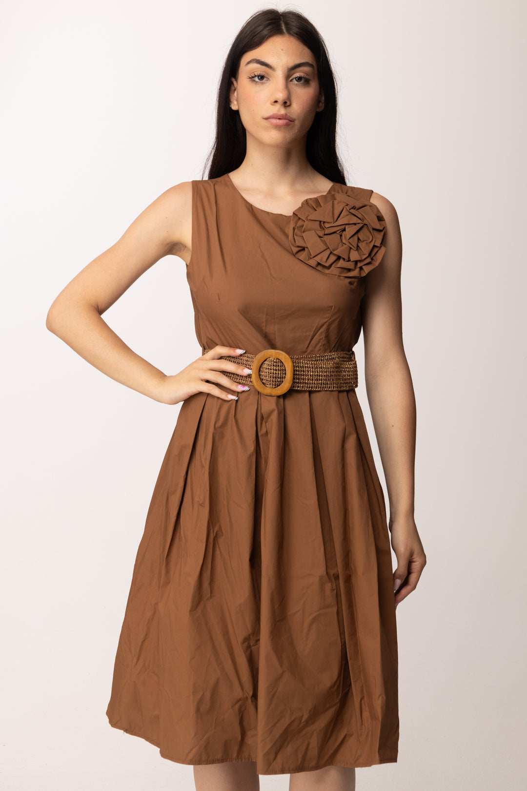 Khloe Femme Abito Midi con Fiore Applicato e Cintura Intrecciata H3932-C3 NOCCIOLA