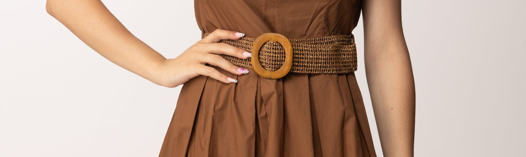 Khloe Femme Abito Midi con Fiore Applicato e Cintura Intrecciata H3932-C3 NOCCIOLA
