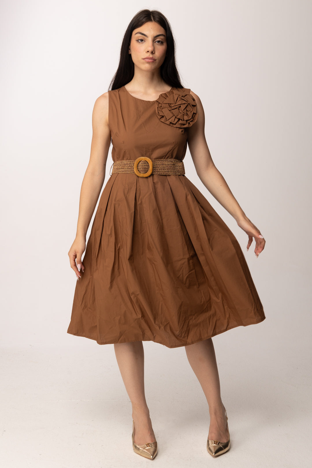 Khloe Femme Abito Midi con Fiore Applicato e Cintura Intrecciata H3932-C3 NOCCIOLA