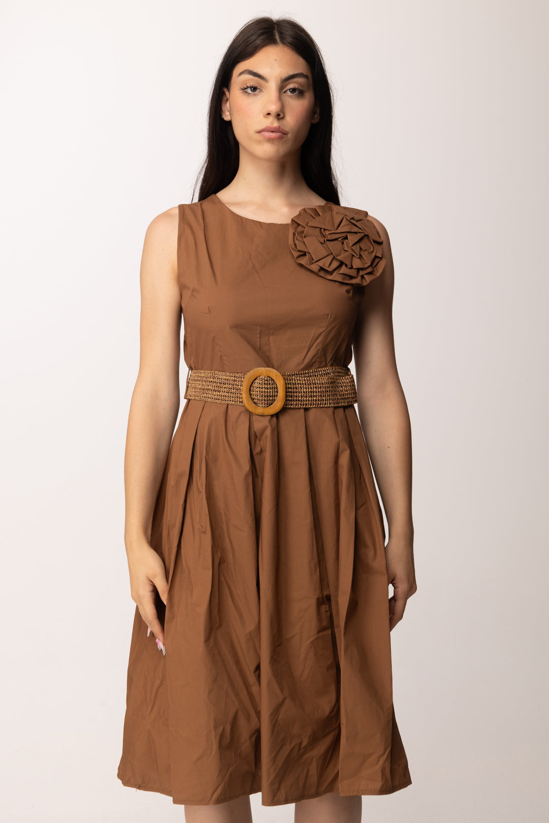 Khloe Femme Abito Midi con Fiore Applicato e Cintura Intrecciata H3932-C3 NOCCIOLA