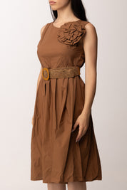 Khloe Femme Abito Midi con Fiore Applicato e Cintura Intrecciata H3932-C3 NOCCIOLA