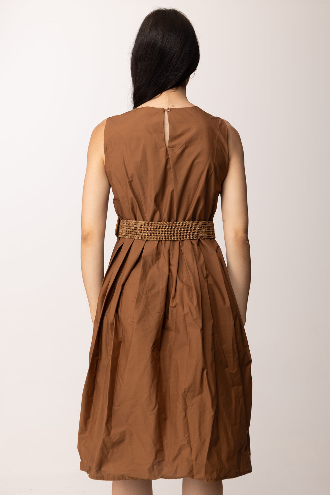 Khloe Femme Abito Midi con Fiore Applicato e Cintura Intrecciata H3932-C3 NOCCIOLA