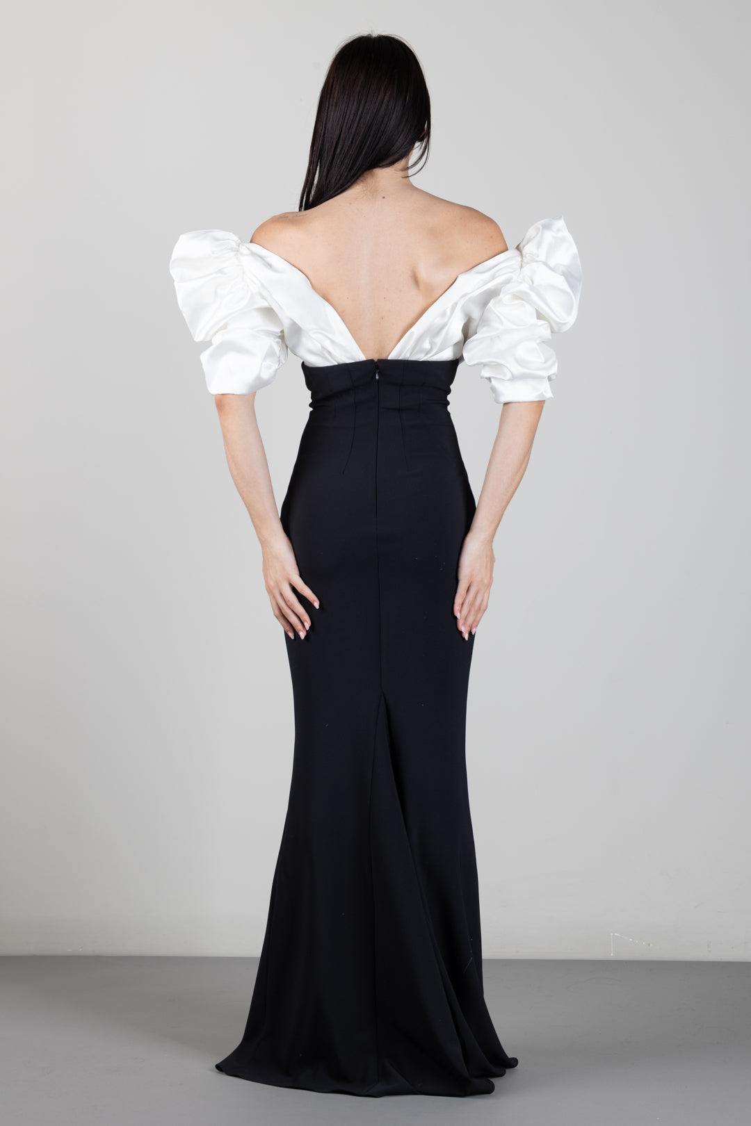 Elisabetta Franchi Abito Red Carpet In Gazar e Crêpe Leggero con Maniche Balloon ABR0967E2 AVORIO/NERO