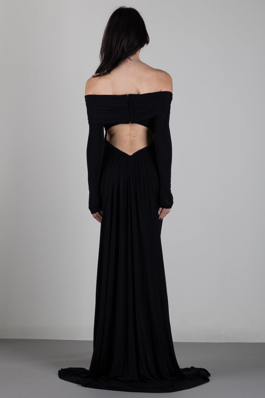 Elisabetta Franchi Abito Red Carpet in jersey crêpe leggero con drappeggio e coda ABR2667E2 NERO