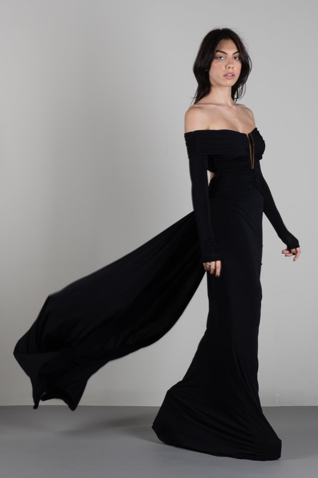 Elisabetta Franchi Abito Red Carpet in jersey crêpe leggero con drappeggio e coda ABR2667E2 NERO
