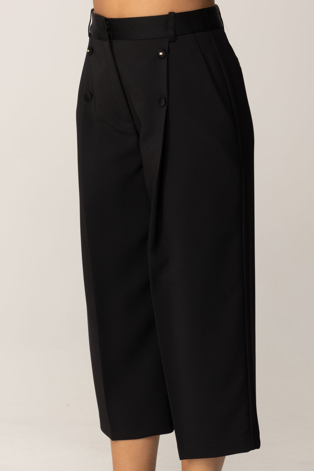 Elisabetta Franchi Bermuda con Bottoni e Dettagli Smoking PA10656E2 NERO