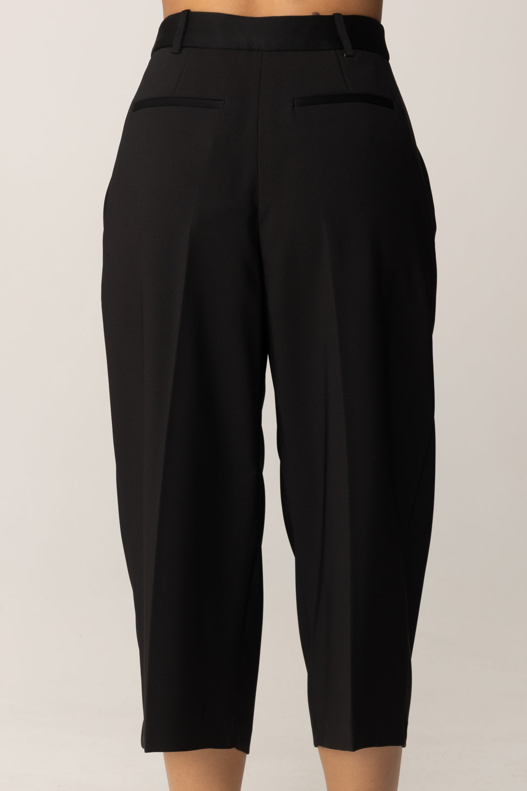 Elisabetta Franchi Bermuda con Bottoni e Dettagli Smoking PA10656E2 NERO