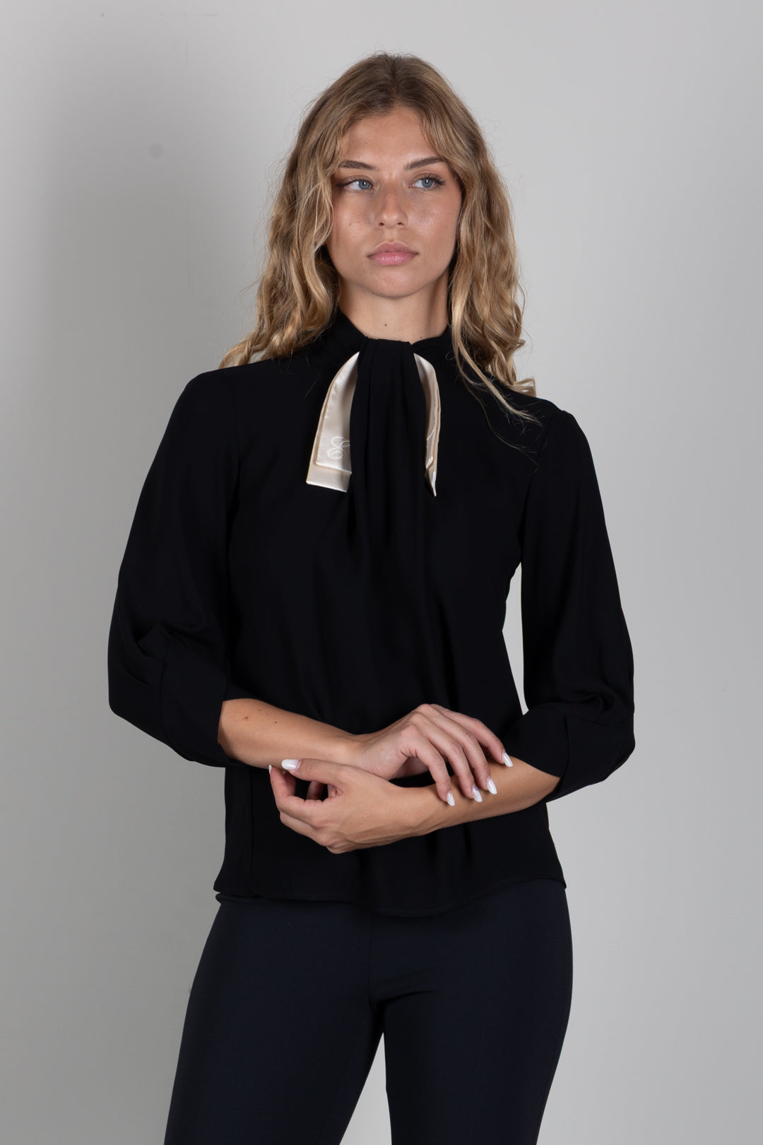 Elisabetta Franchi Blusa In Georgette con Fiocco Logo CA17866E2 NERO/BURRO