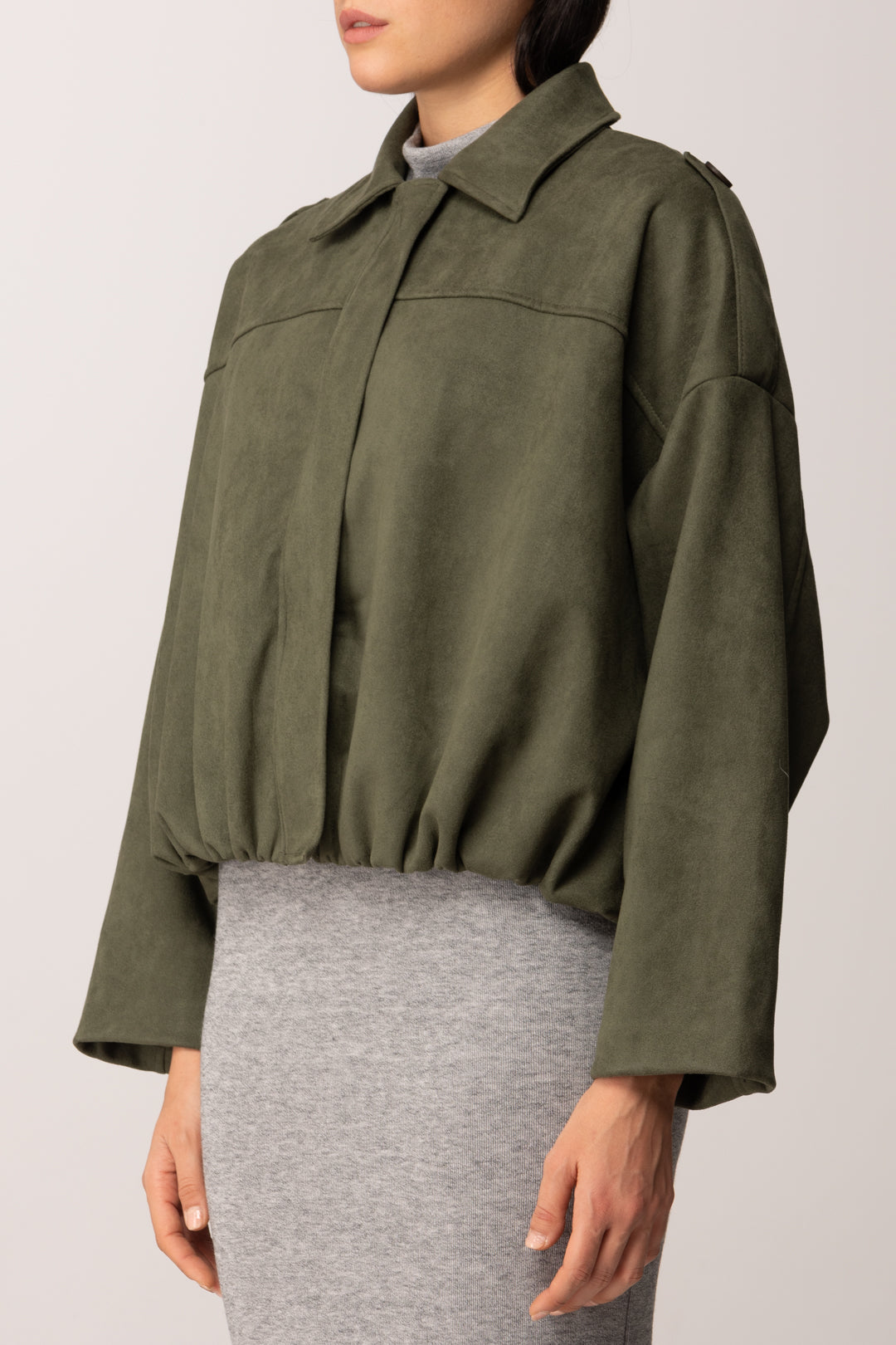 Khloe Femme Bomber Effetto Scamosciato a Vita Arricciata VERDE MILITARE