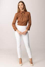 Elisabetta Franchi Camicia con Schiena Scoperta e Dettaglio Gioiello CA15661E2 CUOIO