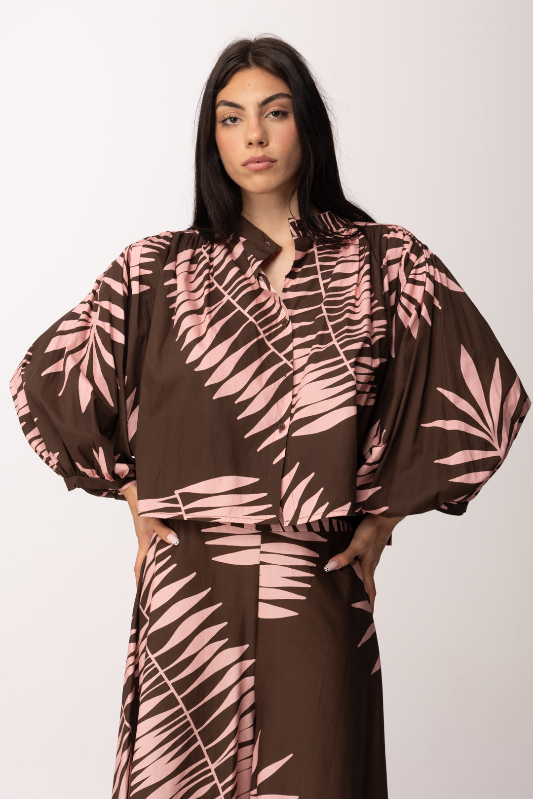 Khloe Femme Camicia Crop Tropicale con Maniche Balloon CBCM5859 CACAO