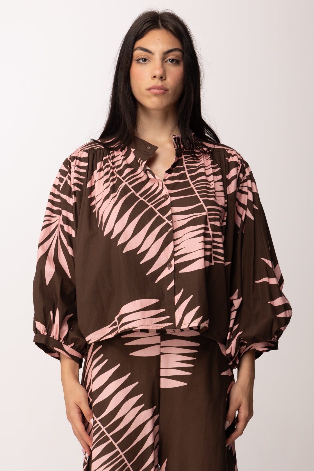 Khloe Femme Camicia Crop Tropicale con Maniche Balloon CBCM5859 CACAO