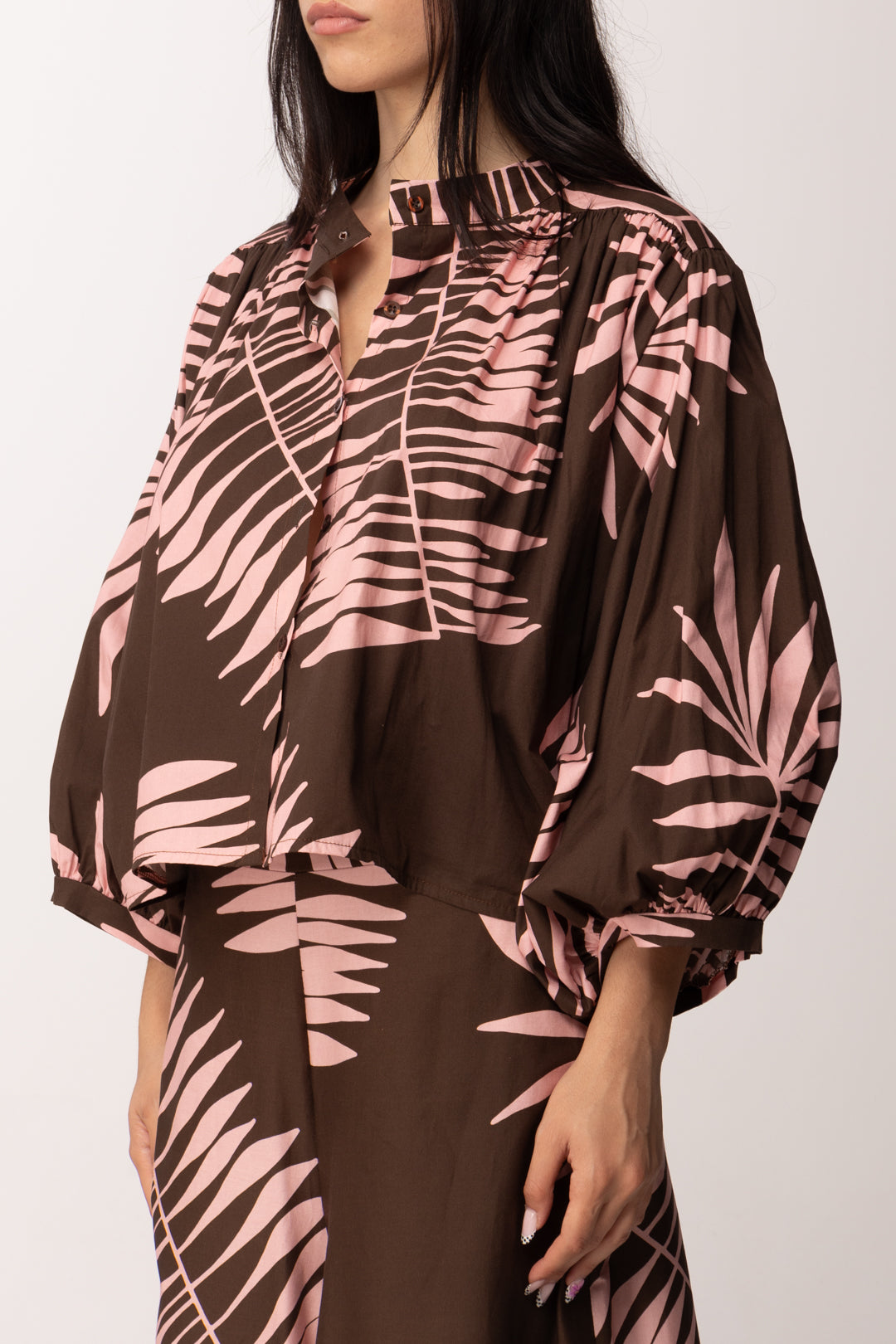Khloe Femme Camicia Crop Tropicale con Maniche Balloon CBCM5859 CACAO