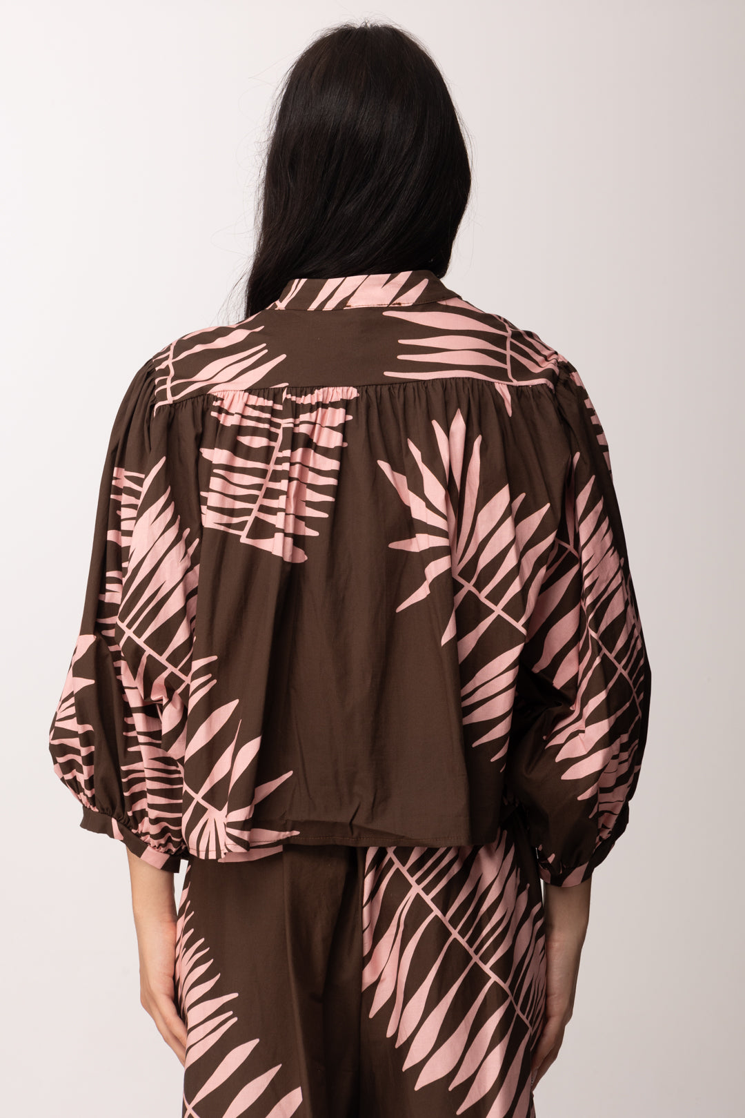 Khloe Femme Camicia Crop Tropicale con Maniche Balloon CBCM5859 CACAO