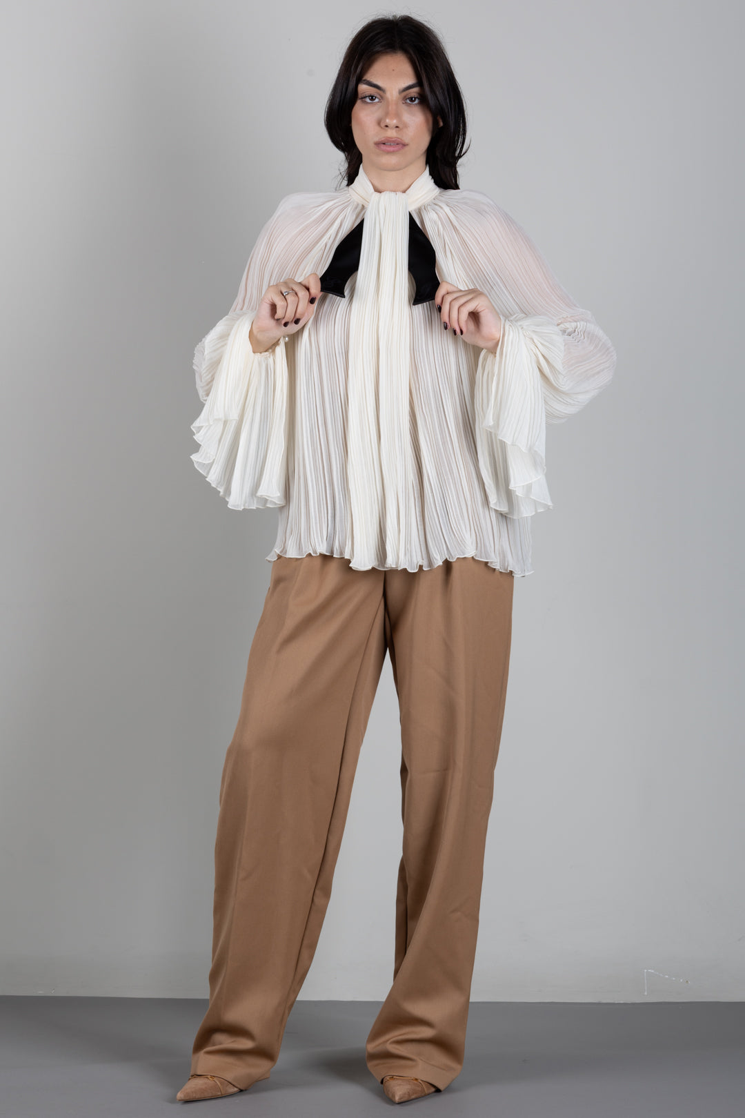 Elisabetta Franchi Camicia In Crêponne Plissé con Fiocco In Raso CA21167E2 BURRO/NERO