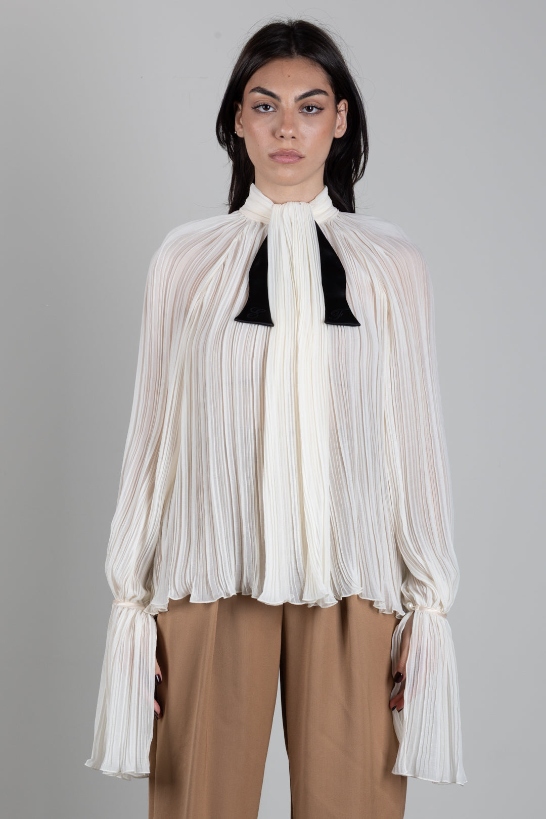 Elisabetta Franchi Camicia In Crêponne Plissé con Fiocco In Raso CA21167E2 BURRO/NERO