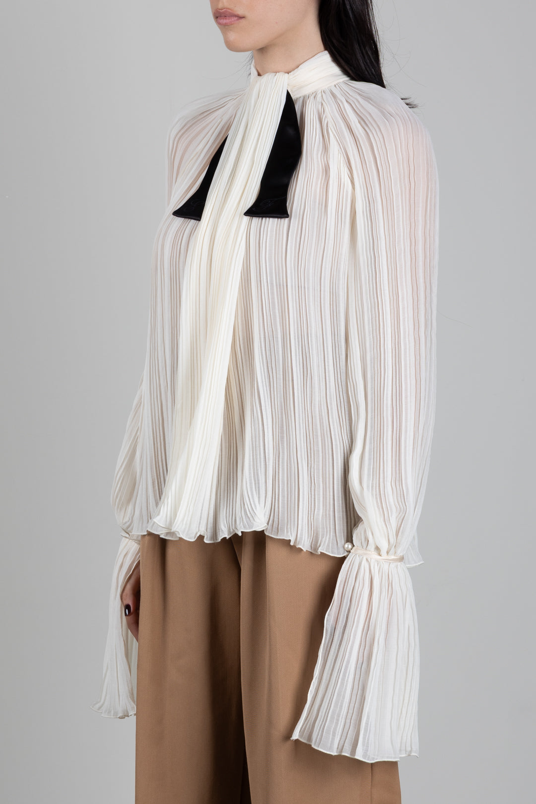 Elisabetta Franchi Camicia In Crêponne Plissé con Fiocco In Raso CA21167E2 BURRO/NERO