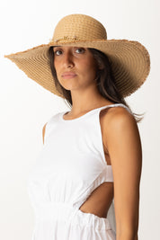 Khloe Femme Cappello In Paglia con Catenina Charms TAUPE