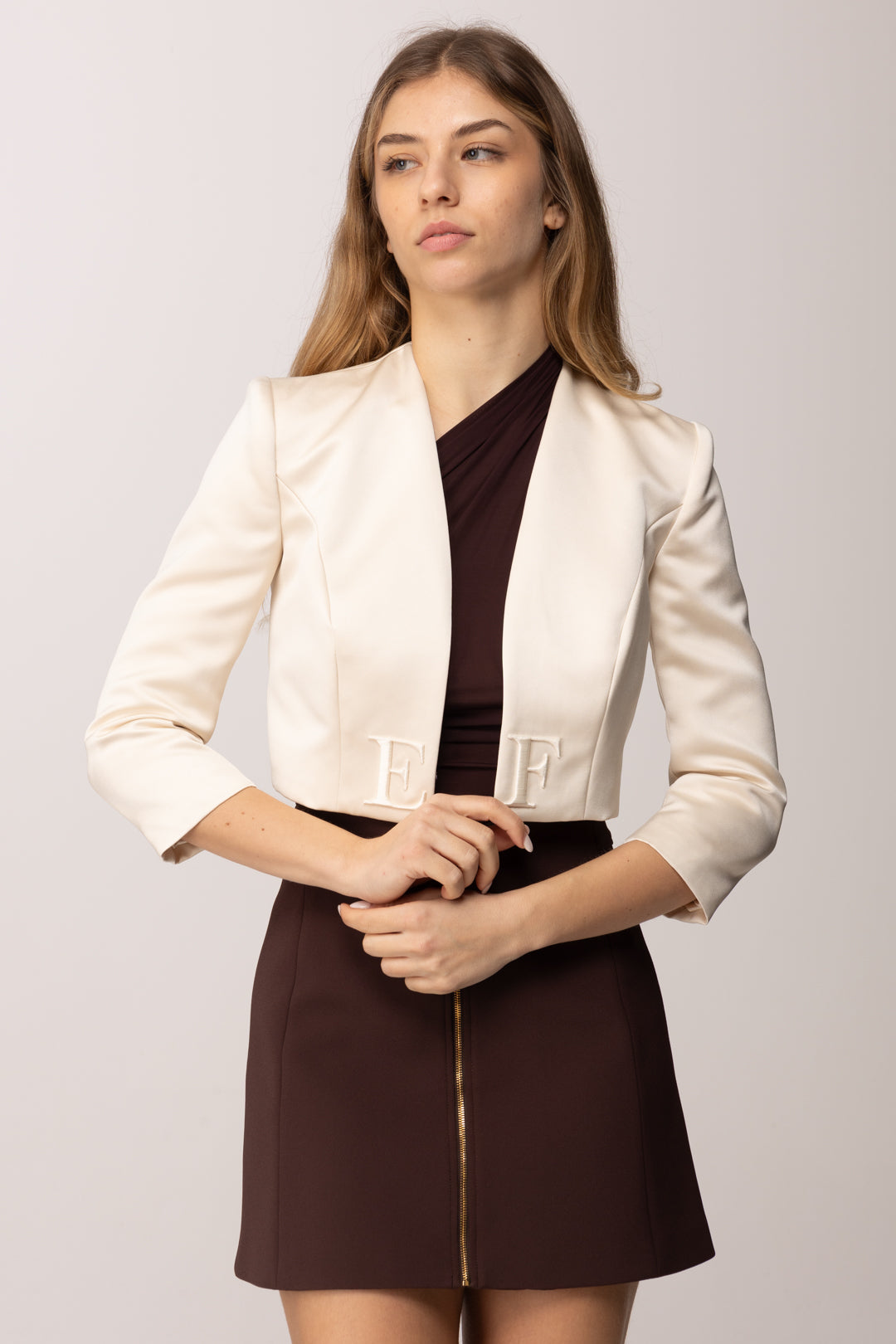 Elisabetta Franchi Giacca Corta In Crêpe con Logo Ricamato GI22561E2 BURRO