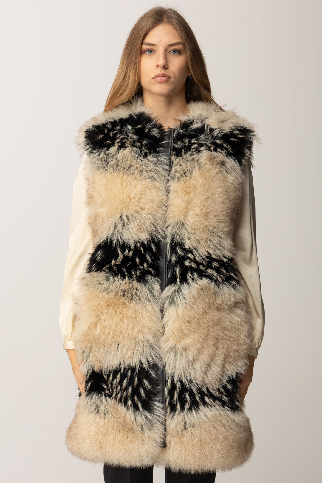 Manila Grace Gilet Lungo In Eco-pelliccia con Inserti Fantasia E004PU OFF WHITE