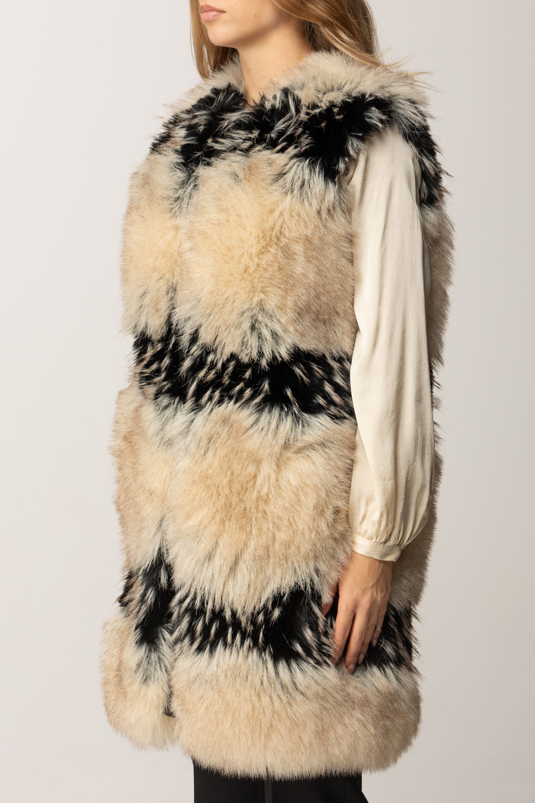 Manila Grace Gilet Lungo In Eco-pelliccia con Inserti Fantasia E004PU OFF WHITE